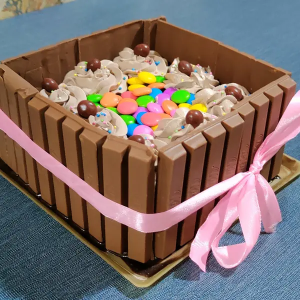 Elegant special cake for celebrations Mumbai